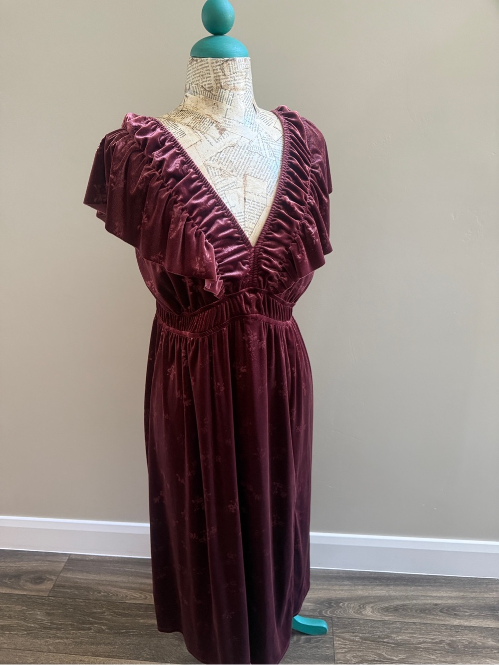 Eyeshadow Ruffled V-Neck Midi Dress in Burgundy